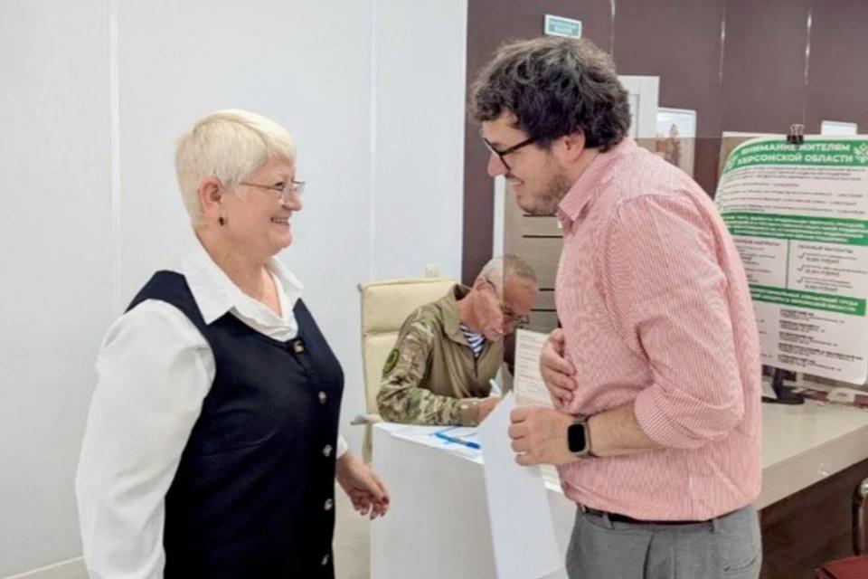 Специалисты МФЦ Херсонской области получили награды от минцифры    Работники Многофункционального центра «Мои документы» награждены херсонским минцифры. Многие из них работают на выезде под обстрелами, с риском для жизни.  «Благодарности были вручены сотрудникам 10 отделений МФЦ и специалистам выездного отдела. Также грамотами отмечены сотрудники, работающие в сложных условиях, вблизи линии боевого соприкосновения в Каховке, Новой Каховке и Великой Лепетихе», - сообщает МФЦ Херсонской области.  При этом генический и каланчакский филиалы «Моих документов» посетил для вручения наград лично замминистра минцифры Михаил Шпир. МФЦ планирует и далее помогать населению региона, в том числе вблизи ЛБС.