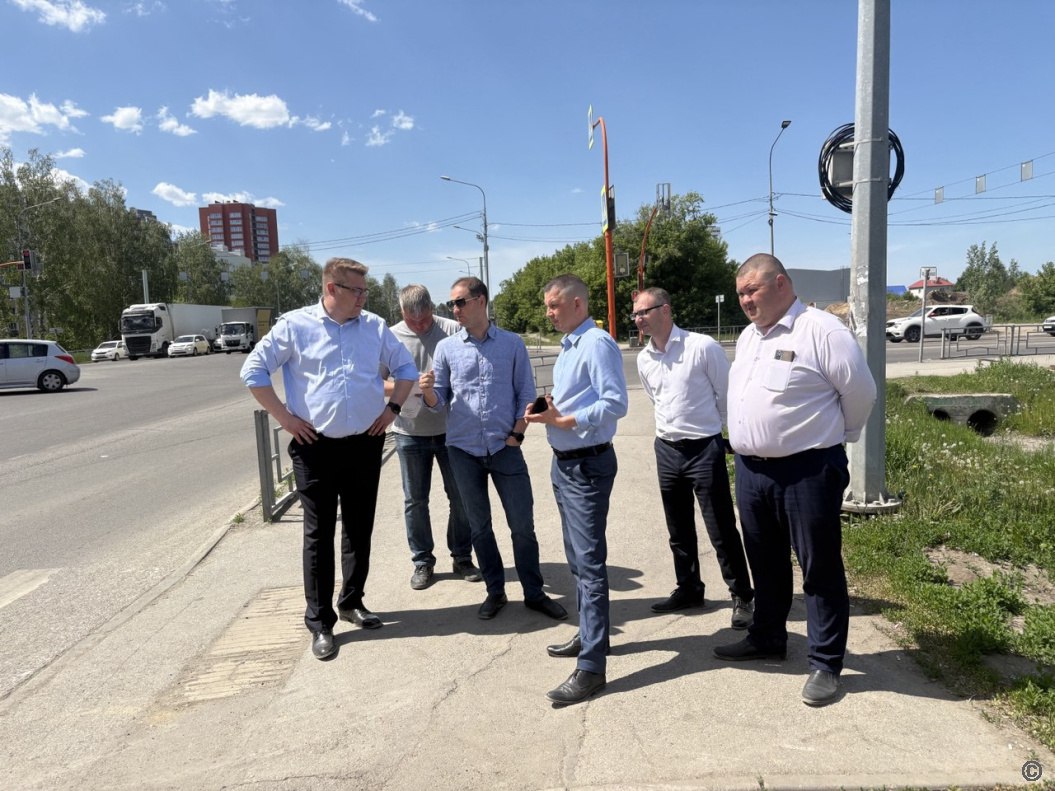 Андрей Курышин провёл выездное совещание по подготовке к ремонту Павловского тракта Заместитель главы города Барнаула по дорожному хозяйству и транспорту Андрей Курышин провёл выездное совещание на дорожном участке Павловского тракта, где в скором времени начнется ремонт дороги в рамках нацпроекта «Инфраструктура для жизни». В совещании также приняли участие председатель профильного комитета Валерий Ведяшкин, представители профильного комитета, глава администрации Индустриального района Денис Летягин, представители ГИБДД, представители подрядной организации ООО «Сибинвест». На совещании обсудили вопросы, касающиеся предстоящего ремонта и организации дорожного движения на период проведения работ. В частности, планируются частичные перекрытия Павловского тракта и временные изменения схем движения общественного транспорта. Как пояснили профильные специалисты, существенного изменения схем движения общественного транспорта не планируется. В ходе ремонта на участке Павловского тракта от ул. Георгиева до ул. Просторной будет проведена замена верхнего слоя асфальтобетонного покрытия с устранением колейности и дефектов проезжей части. Работы планируется начать в июне.