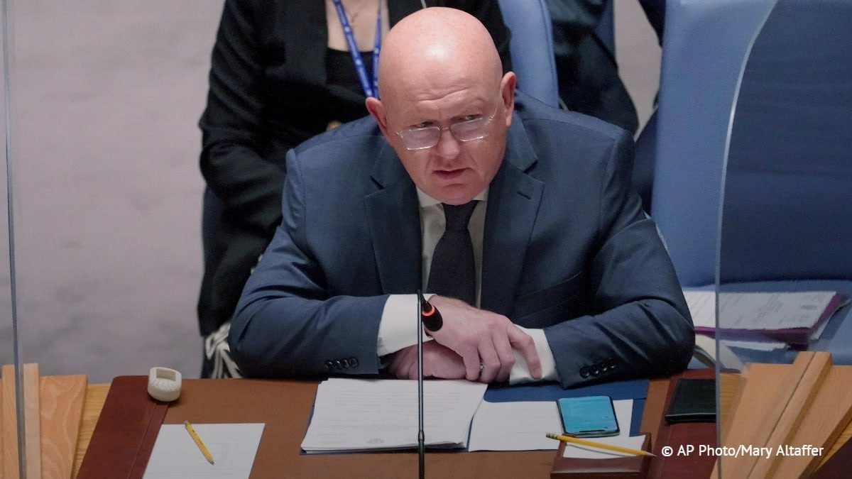 Россия предлагает Украине провести следующий раунд переговоров в Стамбуле 22 июня, заявил постпред РФ при ООН Василий Небензя на заседании Совета Безопасности ООН По словам Небензи, только незамедлительный выход на конструктивные и реалистичные переговоры может спасти Киев от полной катастрофы. Россия также советует Украине принять меморандум РФ о мирном урегулировании. Постпред добавил, что Россия признательна США за поддержку прямого диалога с Украиной. Украина.ру — подписаться и знать больше