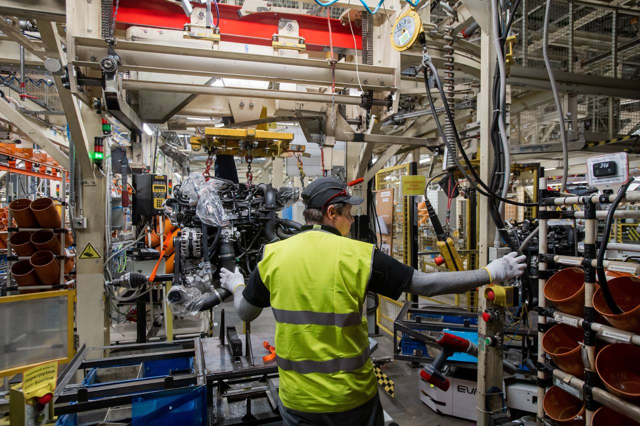 За 2025 год выработка на предприятиях Петербурга увеличилась в среднем на 48 Технологии бережливого производства помогают предприятиям оптимизировать процессы Простые казалось бы решения позволяют в разы увеличивать объёмы производства и сокращать издержки При этом представители некоторых сфер пока не готовы кардинально менять привычные способы работы Бережливые технологии это способы управления нацеленные на минимизацию потерь слабых уязвимых мест в бизнес процессах сокращение издержек повышение скорости производства товаров и услуг К методам можно отнести систему Just in Time точно в срок которая помогает планировать поставки сырья и материалов точно к моменту производства чтобы сократить запасы и расходы на хранение Подробнее в материале ДП Подписаться на ДП в Telegram MAX