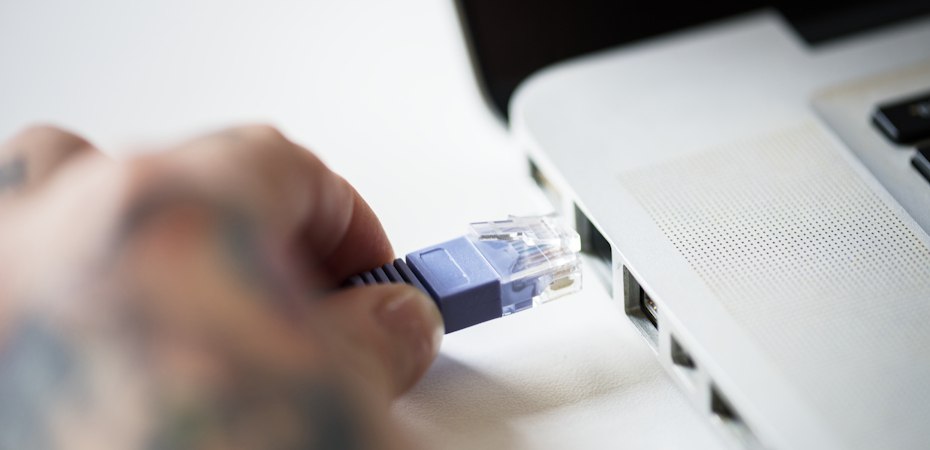 Роскомнадзор нашёл и наказал провайдеров помогавших обходить блокировки Роскомнадзор подвёл итоги проверки работы операторов связи Контроль осуществлялся на предмет доступности интернет ресурсов нарушающих законодательство В результате ведомство зафиксировало ряд нарушений В ходе мероприятия выявлено 35 случаев несоблюдения правил установки технических средств противодействия угрозам ТСПУ Их задача блокировать доступ к запрещённым онлайн ресурсам По четырём фактам нарушения судебные разбирательства уже завершены в отношении операторов вынесены решения о назначении штрафов Материалы ещё по шести случаям направлены в суд Представителей оставшихся операторов вызвали для составления протоколов При повторном нарушении штрафы для организаций возрастают их размер может составить от трёх до пяти миллионов рублей За повторный пропуск трафика в обход ТСПУ предусмотрена уголовная ответственность iguides