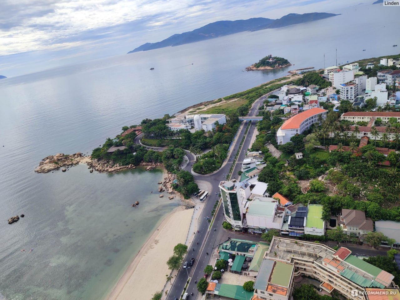 Аэрофлот увеличивает частоту рейсов из Москвы в Нячанг Аэрофлот начиная с 7 марта увеличивает частоту рейсов из Москвы в Нячанг с 7 до 9 в неделю Таким образом по два вылета в день из Москвы будет по средам и субботами а из Нячанга по четвергам и воскресеньям Полеты в Нячанг выполняются на широкофюзеляжном лайнере Airbus A350 в трехклассной компоновке Эконом Комфорт Бизнес В действующем расписании Аэрофлот выполняет регулярные рейсы в Нячанг из Москвы Екатеринбурга Иркутска Новосибирска и Владивостока Авиакомпания впервые в истории открыла прямое авиасообщение с популярным курортом Вьетнама в марте 2025 года Ожидается что новые рейсы будут пользоваться спросом у любителей экзотического отдыха Высокий сезон в Нячанге длится с февраля по август В это время на курорте сухая и ясная погода а море теплое и спокойное