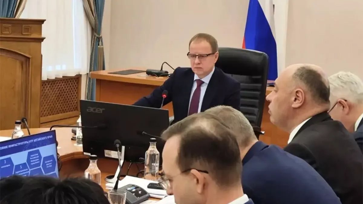 ТОЛК новости Барнаула Алтайского края и Республики Алтай Краевое правительство обсудило целый ряд важных для края вопросов Власти одобрили комплексную программу которая должна увеличить научно технический потенциал края в 2 2 раза к 2030 году Планируется модернизация исследовательской инфраструктуры развитие кооперации науки и бизнеса и подготовка кадров для высокотехнологичных отраслей Общий бюджет трех проектов 5 млрд рублей Отдельное внимание уделено интеграции вузов и промышленности реализация практико ориентированных программ подготовка специалистов создание научно производственных проектов Также обсуждены изменения в системе соцподдержки С 2026 года участники СВО и их семьи смогут получать помощь по соцконтрактам без учета доходов В регионе уже оказана поддержка более чем 600 гражданам Кроме того предлагается сократить подробнее на канале ТОЛК новости Барнаула Алтайского края и Республики Алтай