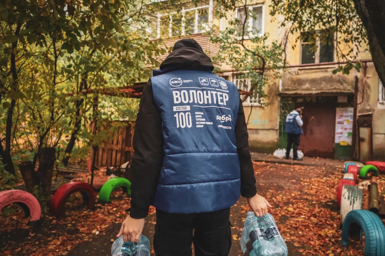 Принцип одного окна в благотворительности в России создают Общественные центры помощи Благотворительная помощь в России выходит на новый уровень теперь человеку не нужно искать в каком именно фонде региона есть поддержка по нужному ему профилю гуманитарная или юридическая начнет действовать принцип одного окна Достаточно будет обратиться в Общественный центр помощи ОЦП Они объединят усилия государственных организаций и НКО Первые центры открылись в Вологодской Воронежской Ростовской и Ульяновской областях в Приморском и Красноярском краях готовится к открытию центр в Югре Помощь предоставляется при личном обращении в ОЦП без предварительной записи достаточно прийти с документами подтверждающими личность и трудную жизненную ситуацию и через онлайн обращения Узнать подробности о работе центров проверить открыт ли ОЦП в вашем регионе можно на платформе оцп добро рф