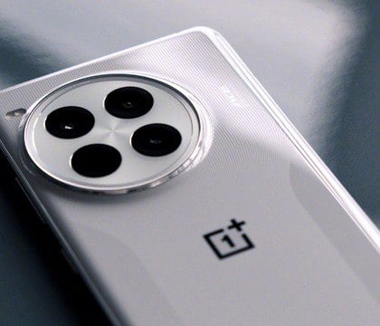 В сеть утекли рекламные материалы с характеристиками OnePlus Ace 5 и Ace 5 Pro  Ранее в сеть уже утекли основные технические характеристики данных моделей. Последнее изображение подтверждает большую часть информации, полученной от инсайдеров. В первую очень новое изображение доказывает наличие флагманского процессора Qualcomm Snapdragon 8 Elite.  Читать далее