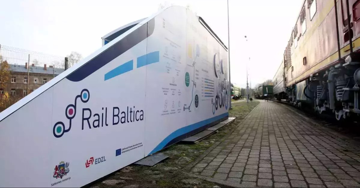 Литве нужно €4 млрд, чтобы достроить Rail Baltica — сроки под вопросом. Глава совета RB Rail Арениюс Яцкус признал: завершить проект к 2030 году будет «очень серьёзным вызовом». Из необходимых 4 миллиардов евро Литва рассчитывает получить 3,5 млрд из бюджета ЕС. При этом в RB Rail подчёркивают: желание соединить Варшаву и Таллин к 2030-му всё ещё велико.