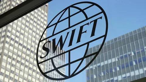 К системе международных платежей SWIFT до сих пор подключено более 200 российских банков, сообщается  со ссылкой на сопредседателя комитета по платежным системам Ассоциации банков России Алексея Маслова. Однако система международных платежей в текущих условиях, по его словам, фрагментирована  #банки #swift #платежи