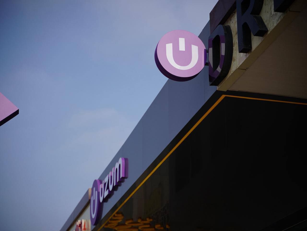 Uzum привлек новые инвестиции. Да еще от кого  Экосистема Uzum закрыла новый раунд финансирования, в рамках которого привлекла около $70 млн.   После сделки оценка компании выросла на 30% и достигла $1,5 млрд.  В числе инвесторов — международный фонд VR Capital, венчурный фонд FinSight Ventures  участвовавший и в предыдущем раунде , а также Tencent.  И это особенно важно, потому что китайский IT-гигант впервые инвестирует в компанию из Центральной Азии.   Ранее Tencent вложился в Epic Games, Spotify, Tesla, Nubank, Meituan, Reddit и многие другие глобальные бренды.  Теперь в один ряд с ними встала компания из Узбекистана.  Так что, это не просто инвестиция, это сигнал мировому рынку — если Tencent вкладывается в какую-то страну, значит, там есть что-то стоящее.   После такого интерес иностранных инвесторов к Узбекистану точно усилится.   Тем более, что про сделку написали TechCrunch и Bloomberg.  Ух, жара.     #uzum #инвестиции #сделки