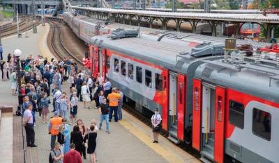 План «наземного метро» во Владивостоке представят предстоящей весной — Константин Шестаков  По словам главы города, технико-экономическое обоснование проекта уже разрабатывают в РЖД. В апреле 2025 года эксперты рассчитывают приступить к его защите, а в мае начнется согласование с мэрией.  «Здесь [важнее] даже не количество станций, а такт движения. Когда мы говорим о легком метро, все-таки это про периодичность движения поездов, которые курсируют на территории тех линий, которые уже существуют, в первую очередь. И появятся новые станции – в первую очередь, в тех микрорайонах, которые сейчас активно застраиваются, и в районе транспортных пересадочных узлов. Например, одна из таких станций должна появиться в районе Третьей Рабочей», – рассказал глава Владивостока в интервью РБК Приморье.  Кроме того, мэрия намерена сформировать десять перехватывающих парковок. В уходящем году власти рассчитывают запустить такую парковку на Корабельной Набережной. До утверждения тарифов она будет работать бесплатно. Аналогично с парковкой в районе станции Вторая Речка  улица Шуйская . Еще восемь перехватывающих парковок, по словам Шестакова, «приведут в порядок» уже в 2025 году.