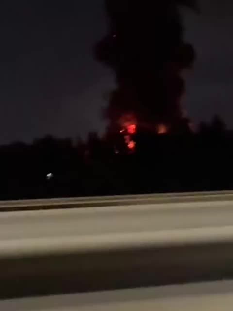Пожар на производственном предприятии в Ярославле: МЧС направило 47 человек и 16 единиц техники