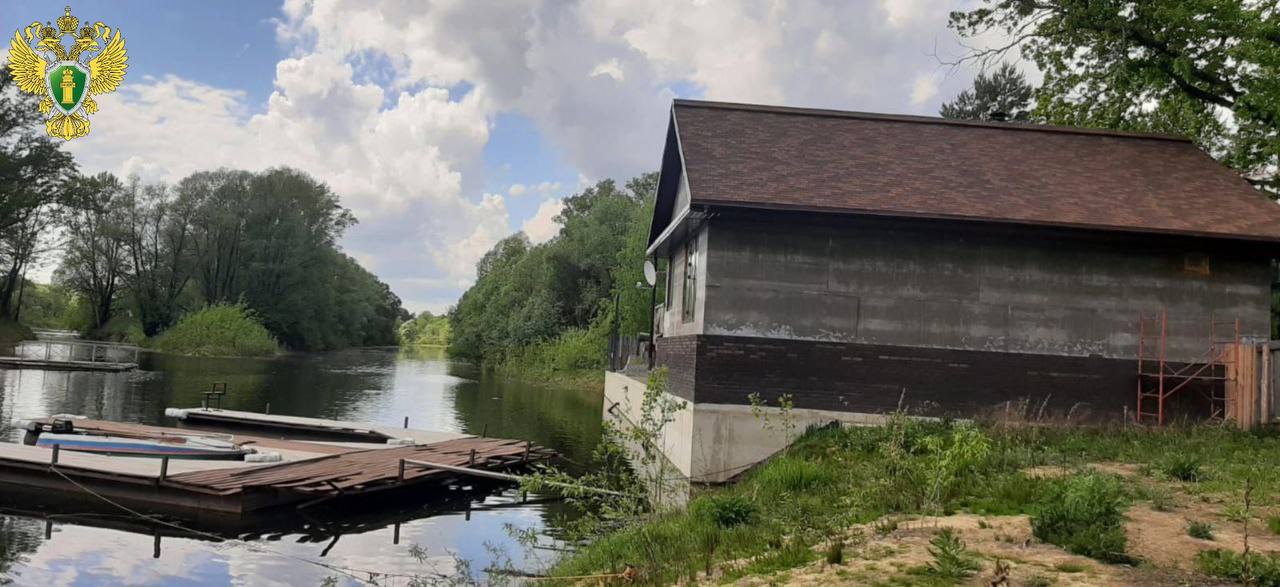 Суд обязал жителя Марий Эл демонтировать незаконные постройки возведенные у Куйбышевского водохранилища Проверка показала что местный житель самовольно возвел на охраняемой береговой линии целый комплекс постройку на фундаменте для животных место для кострища и лестницу Также уточнили в прокуратуре республики он установил понтоны в акватории водохранилища   Поскольку участок относится к особо охраняемым территориям прокуратура подала иск о демонтаже всех сооружений Суд согласился с доводами надзорного ведомства и вынес положительное решение исполнение которого прокуроры возьмут на контроль