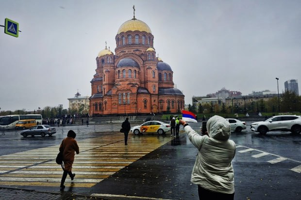 13 декабря в народном календаре день Андрея Зимнего а православные в этот день почитают апостола Андрея Святой Андрей родился в Вифсаиде и до встречи с Иисусом был рыбаком Он стал одним из первых учеников Иисуса Христа Андрей Первозванный оставался с Христом до самого его вознесения на небо Позже он принял мученическую смерть как и другие апостолы и был распят за свою веру Его святые мощи были перевезены сначала в Константинополь а затем в Италию 13 декабря нельзя было рубить и таскать дрова мыть полы топить баню и выполнять любую серьезную физическую работу Считалось что лучше посвятить день отдыху и избегать суеты Нельзя было ссориться с рыбаками и моряками а также с людьми связанными со строительством и ремонтом кораблей и лодок Эти конфликты считались особо нежелательными Запрещалось также ссориться с близкими и любимыми людьми очень важно в этот день сохранять гармонию и мир в отношениях