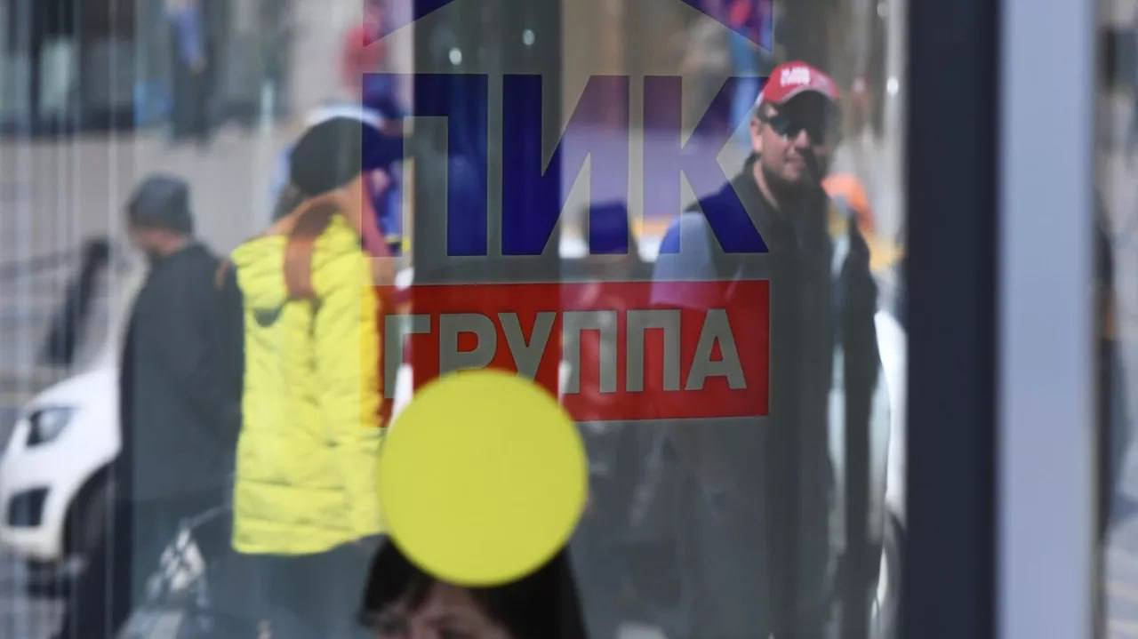 Застройщик ПИК заявил что не нуждается в финансовой помощи от государства Девелопер сообщил СМИ что не будет просить у государства финансовой поддержки В компании подчеркнули отрицательный чистый долг и высшие в отрасли кредитные рейтинги АА чтобы обосновать свою устойчивость Заявление прозвучало на фоне новости о том что другой крупный девелопер группа Самолёт обратился к правительству с просьбой о льготном кредите в 48 50 млрд рублей kvadratnymaster Фото РИА новости