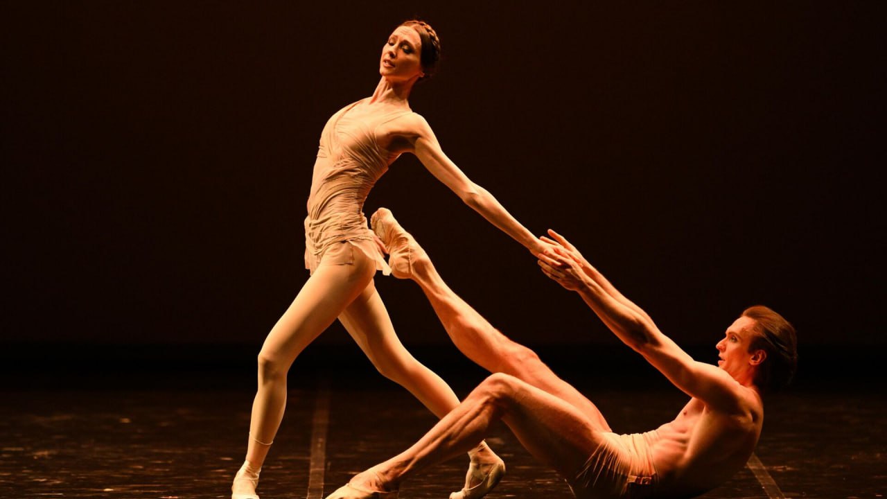 Во Флоренции отменили выступления прима балерины Большого театра Светланы Захаровой 20 и 21 января россиянка должна была выйти на сцену с авторским проектом Па де де на пальцах и для пальцев вместе с мужем скрипачом Вадимом Репиным Украинское посольство пожаловалось властям города и руководству театра что артисты известны лояльностью к Кремлю Итальянская газета La Nazione написала что выступления временно отложили Завистливые хрюшки ущемились БайБайден в МАХ