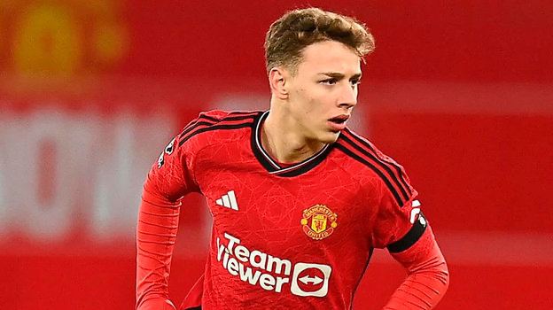 Амир Ибрагимов изменил спортивное гражданство с английского на российское пишет Sport Baza До этого его вызвали в национальную команду Англии до 16 лет но теперь он сможет играть за сборную России По данным канала изменения уже зарегистрированы в системе FIFA где в качестве основного у 17 летнего игрока МЮ указано гражданство РФ Ранее же там было указано гражданство Великобритании Уроженец Дагестана в 2019 году вместе с семьёй переехал из Буйнакска в Англию За молодежные команды Манчестер Юнайтед он сыграл 49 матчей в которых забил 13 мячей В апреле он подписал с красными дьяволами профессиональный контракт и уже привлекался к тренировкам с основной командой