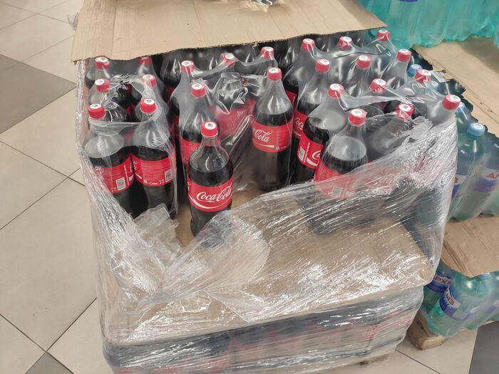 Американская The Coca Cola Company подала иск к южноосетинской ООО Кока кола Компании О предприимчивых южноосетинском ООО Кока Кола Компании и новосибирском ООО ПВК писали в начале года они начали предлагать ритейлерам произведенную в Цхинвале газировку с идентичной Coca Cola этикеткой на фото У американцев никто не спрашивал но The Coca Cola Company имеет исключительные права на товарные знаки Coca Cola в России которые признаны общеизвестными и обладают бессрочной правовой защитой Выручка The Coca Cola Company за 2024 год 47 1 млрд чистая прибыль 10 6 млрд Выручка южноосетинской Кока кола Компании не известна выручка их партнера ПВК за 2024 год 24 млн рублей чистая прибыль 72 тыс рублей Докопались до мышей Подписаться