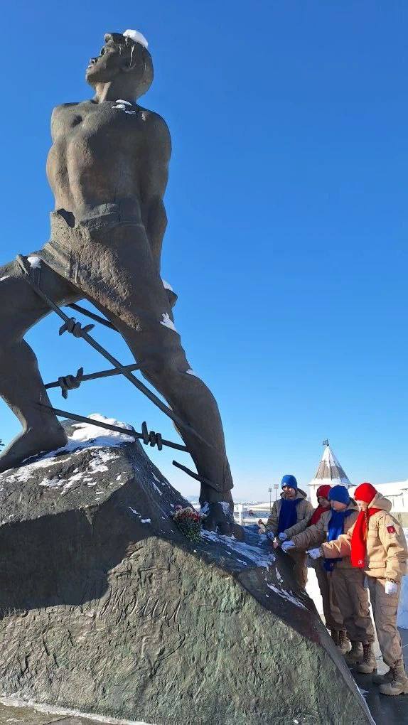 Сегодня 15 февраля в честь празднования 120 летия Героя Советского Союза лауреата Ленинской премии Мусы Джалиля пройдут торжественные мероприятия Программа начнётся в 10 30 с возложения цветов к памятнику Мусы Джалиля на площади 1 Мая В 11 00 в Национальном музее Татарстана состоится День подлинника в торжественной обстановке из фондов музея вынесут оригинал Моабитских тетрадей пройдёт экскурсия по новой выставке Муса Джалиль голос мужества и свободы В театре имени Габдуллы Кариева покажут спектакль Муса Моабит На концерте в театре имени Галиаскара Камала состоится мировая премьера седьмой Симфонии Александера Мозелера В Национальной библитеке пройдет разговор о поэте Муса Джалиль и Татарский театр оперы и балета 16 февраля во всех школах республики учебный день начнется с произведений Мусы Джалиля 25 27 февраля в КФУ состоится Всероссийская научная конференция Джалиловские чтения В республике стартовали показы фильма Кара урман о трагическом периоде жизни Джалиля и его соратников На портале Национальной электронной библиотеки доступна коллекция из 12 прижизненных сборников на русском и татарском языках Джалиль120