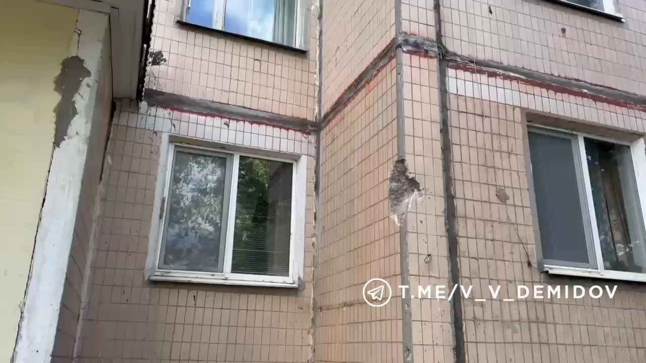 В Рыльске продолжаются работы по восстановлению дома после атаки БПЛА