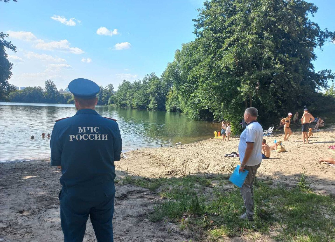 В рамках операции «Подросток» комиссия по делам несовершеннолетних и защите их прав Железнодорожного округа провела профилактический рейд. Мероприятие прошло с участием представителей уполномоченного по правам ребёнка в Курской области, отделения полиции по делам несовершеннолетних, МЧС России по Курской области, комитета социальной защиты населения города и центра социальной помощи «Возрождение». Проверяли семьи, состоящие на учёте. Всего посетили пять семей, где живут восемь детей. С родителями говорили о важности выполнения родительских обязанностей. Объяснили, какую помощь могут получить семьи. Им также предложили юридическую или психологическую поддержку. Особое внимание уделили занятости детей летом. Напомнили о правилах пожарной безопасности, поведения на воде и дорогах. Также специалисты проверили объект незавершённого строительства на улице 3-й Агрегатной. Комиссия выяснила, что детей там нет. Собственнику сделали предупреждение о необходимости обеспечить безопасность на объекте и рядом с ним. Кроме того, комиссией были осмотрены пляжи округа. На территории Стрелецкого озера нашли двух детей до 14 лет без сопровождения взрослых. Полиция составила протоколы на родителей.