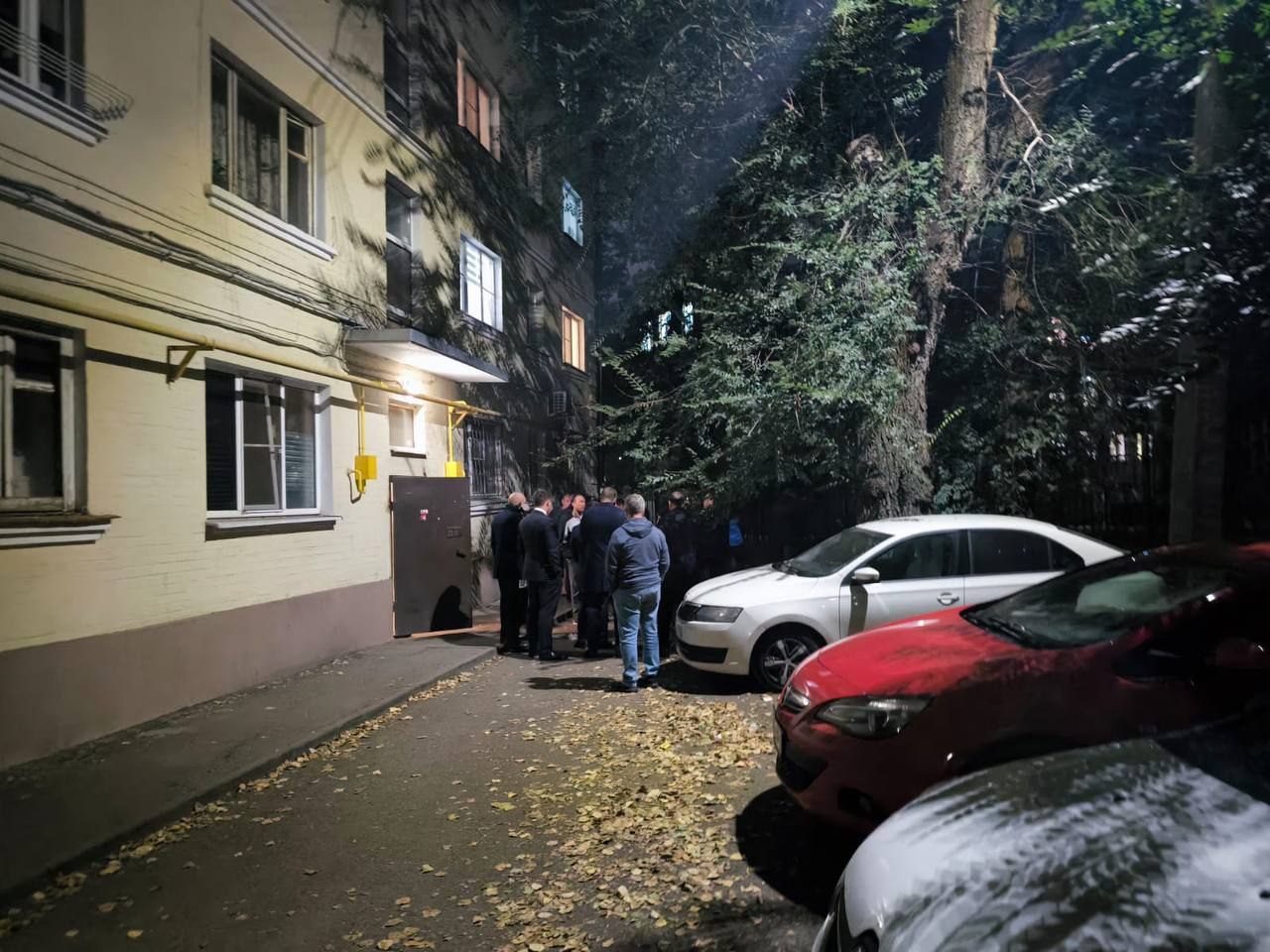 В Ростове создана горячая линия для жильцов расселяемого дома на Ивановского 1 октября в трехподъездном пятиэтажном доме по адресу улица Ивановского 34 была обнаружена сквозная трещина Ранее здание не считалось аварийным На месте происшествия находились заместитель главы города по вопросам ЖКХ Сергей Марченко и глава администрации Октябрьского района Бебури Месхи а также работают экстренные службы и экспертные организации Принято решение о расселении одного из подъездов дома Для эвакуируемых жителей организованы пункты обогрева размещённые в автобусах Жителям будет предоставлена возможность временного проживания в маневренном фонде а также организован транспорт для тех кто пожелает переселиться в другие места Уже сегодня специалисты приступят к детальному обследованию здания и оценке обстоятельств происшествия Для жителей расселяемого подъезда по адресу улица Ивановского 34 работает горячая линия по номеру 245 03 45 организованная на базе аварийно диспетчерской службы администрации Октябрьского района Подпишись на 1Rnd Написать в редакцию
