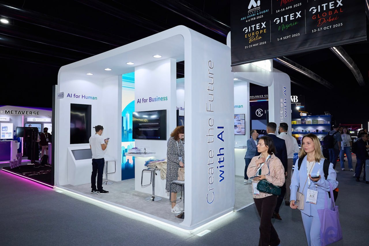 На международной конференции GITEX Global 2024 Сбер провёл сессию «AI Journey: путешествие в мир искусственного интеллекта». Спикеры рассказали про развитие ИИ в России и за рубежом.  Был представлен доклад о флагманских разработках Сбера в области генеративного искусственного интеллекта, также обсудили использование ИИ в обучении школьников и студентов.   Иван Оселедец, доктор физико-математических наук, профессор РАН, генеральный директор Института AIRI, профессор Сколтеха, подчеркнул, что к ИИ нужно адаптироваться. При создании образовательных программ необходимо делать упор на развитие критического мышления учеников, чтобы они не перекладывали ответственность на AI-ассистентов, а умели использовать новые инструменты.  Кроме того, подсветили и применение ИИ в науке и бизнесе. Получилась очень информативная и насыщенная сессия.