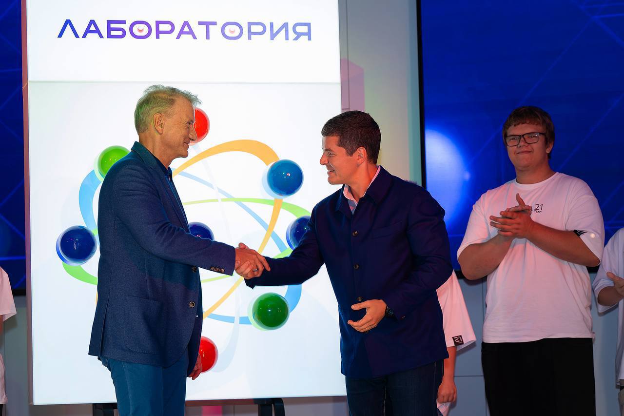 В Новом Уренгое открылась Школа 21 Старт для детей 11 14 лет Новый проект реализуемый Сбером совместно с правительством округа позволит подросткам бесплатно осваивать программирование 3D технологии интернет вещей и машинное зрение и станет важным шагом в развитии цифровизации Ямала Я восхищен тем что я увидел в вашем замечательном городе Возможности которые здесь предоставляются колоссальные Благодаря такой среде вырастают лидеры которые потом создают новый мир заявил президент правления Сбера Герман Греф на церемонии открытия Губернатор ЯНАО Дмитрий Артюхов подчеркнул что парк Лаборатория где разместилась школа является одним из ключевых объектов к юбилею Нового Уренгоя и создает лучшие условия для развития детей По его словам сегодняшние ученики уже завтра внесут свой вклад в развитие Арктики и всей России