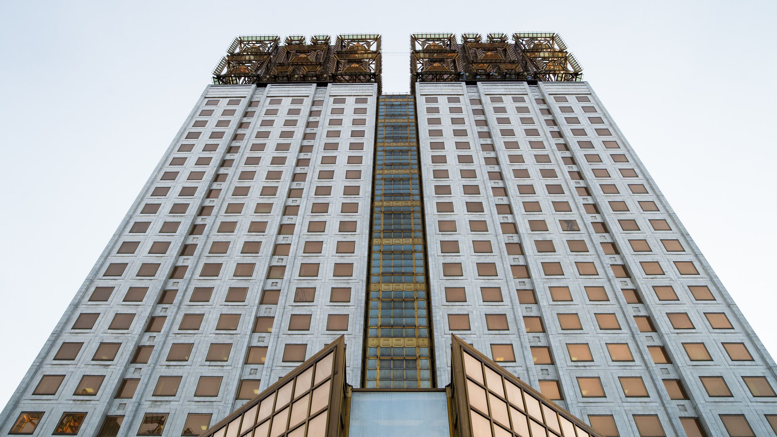 Прирост оборота мировой торговли в 2026 году замедлится до 2 5 с 3 5 по итогам прошлого года говорится в исследовании РАН с которым ознакомилось РИА Новости Если в 2025 году прирост оборота мировой торговли по предварительной оценке составил 3 5 то в 2026 году данный показатель уменьшится до 2 5 говорится в докладе В 2026 году мировая торговля будет развиваться в условиях продолжения торгово политического противостояния сохранения напряженности на международной арене и вероятного замедления роста мировой экономики отмечают аналитики Как и в предыдущие годы доля развитых стран в мировой торговле уменьшится а доля развивающихся стран соответственно увеличится прогнозируют в РАН Структура международной торговли будет испытывать влияние политики импортозамещения проводимой ее ведущими участниками также считают аналитики