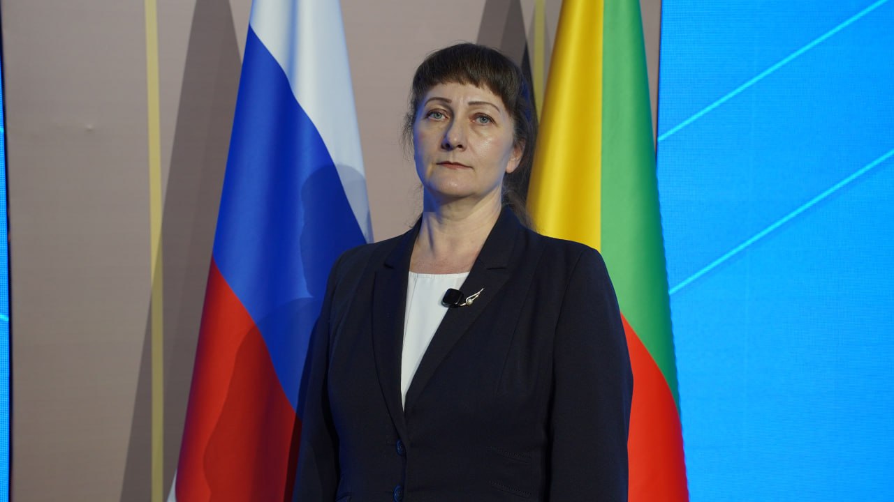 Наталья Ларева Анонсированная Александром Осиповым программа выплат молодым семьям найдёт отклик у студентов медиков Исполняющая обязанности ректора ЧГМА Наталья Ларёва по итогам Прямого разговора Александра Осипова особо отметила инициативу губернатора по выплатам молодым студенческим семьям Мне как человеку работающему в образовании в здравоохранении ближе были вопросы социальной сферы Очень впечатлила позиция Александра Михайловича о поддержке студенческих семей У нас в медицинской академии таких достаточно много наши студенты и учатся и не откладывают на потом рождение детей Я думаю такая программа будет крайне важна для них сказала Наталья Ларёва По мнению и о ректора в последние годы в регионе поддержке выпускников ЧГМА молодых врачей специалистов уделяется большое внимание Создаются условия для нормальной работы больницы оснащаются оборудованием пациенты лекарственными препаратами Жилье предоставляется места в детских садах Поэтому ребята остаются в регионе и работают на благо Забайкальского края добавила Наталья Ларёва Напомним на Прямом разговоре Александр Осипов анонсировал выплату молодым семьям до 25 лет в размере 1 2 1 6 миллиона рублей   Подписывайтесь TG VK MAX