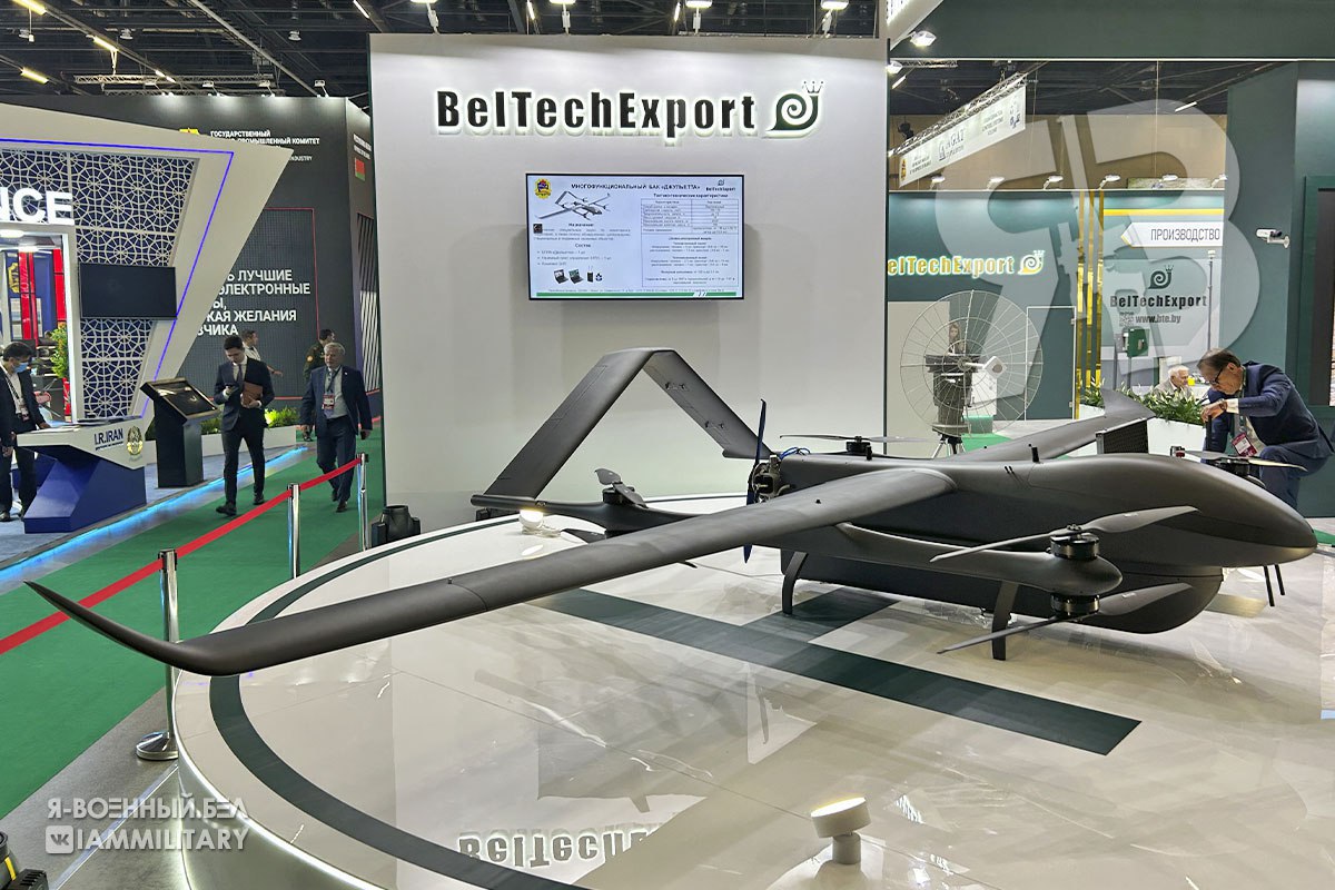 Джульетта... Белорусы на выставке MILEX-2025 представили новый беспилотный авиационный комплекс "Джульетта", предназначенный для поиска и обнаружения целей, а также точного целеуказания. Представили с большой помпой, надо сказать. Что известно по характеристикам: крейсерская скорость - 120 км/ч; потолок высоты - 4,5 км; время полета - до 10 часов; полезная нагрузка - до 50 кг. Очевидно, что это конвертоплан, который может взлетать и садиться вертикально, а затем летит в режиме БПЛА самолетного типа, благодаря расположенному сзади винту. Работать аппарат может при температурах от -20 до +50 по Цельсию, а значит для суровых условий севера не сгодится. Но в Белоруссии теплее, и даже креветки водятся в морях. ™ Беспилот