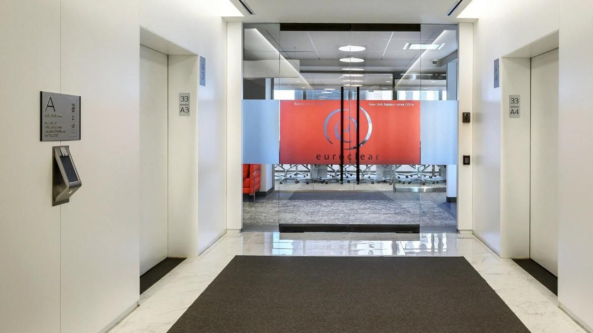 Международный расчетно клиринговый депозитарий Euroclear разблокировал более 600 млн средств Евразийского банка развития Деньги были заморожены как активы России после введения Евросоюзом санкций в июне 2022 года против российского Национального расчетного депозитария В том числе оказались заморожены средства ЕАБР на сумму около 733 млн принадлежавшие Казахстану По условиям разблокировки эти деньги могут быть направлены только на казахстанские проекты  Подробнее