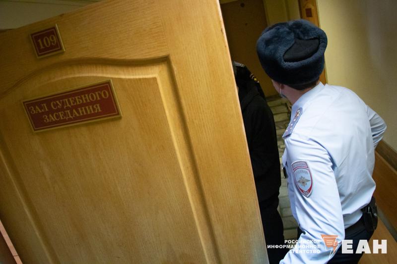 Бывший главный инженер автобусного предприятия Челябинска получил срок в колонии Калининский районный суд Челябинска вынес приговор Сергею Белову. Бывшего главного инженера МУП «Служба организации движения» признали виновным в получении взятки и мошенничестве. Ему назначили наказание в виде пяти лет лишения свободы в колонии строгого режима, а также штрафа в размере 36 млн рублей, сообщили в пресс-службе регионального управления ФСБ. Суд установил, что в период с 2022-го по 2023 год бывший инженер «Службы организации движения» получил более 2,5 млн рублей за общее покровительство и оказание содействия ООО «НИТавто» в заключении контрактов на поставку запчастей. Кроме того, Сергей Белов, вступив в сговор с директором ООО «Омега», похитил деньги предприятия, выделенные на закупку запчастей.