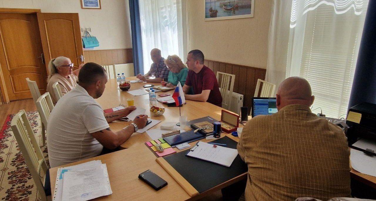 Прием граждан в Скадовском муниципальном округе Сотрудники отдела социальной защиты администрации Скадовского муниципального округа совместно с депутатами партии «Единая Россия» провели прием граждан в населенных пунктах пгт Лазурное, Владимировка и Красное. В ходе встречи жители смогли задать вопросы, касающиеся социальной поддержки, гуманитарной помощи и пенсионного обеспечения. Обращения граждан были рассмотрены, и по каждому из них даны разъяснения и рекомендации. "Подобные приемы помогают оперативно решать актуальные проблемы населения и поддерживать обратную связь с людьми. Сотрудники администрации и «Единая Россия» продолжают работу на местах, обеспечивая поддержку жителей муниципального округа", - отметил Глава Скадовского округа Александр Дудка