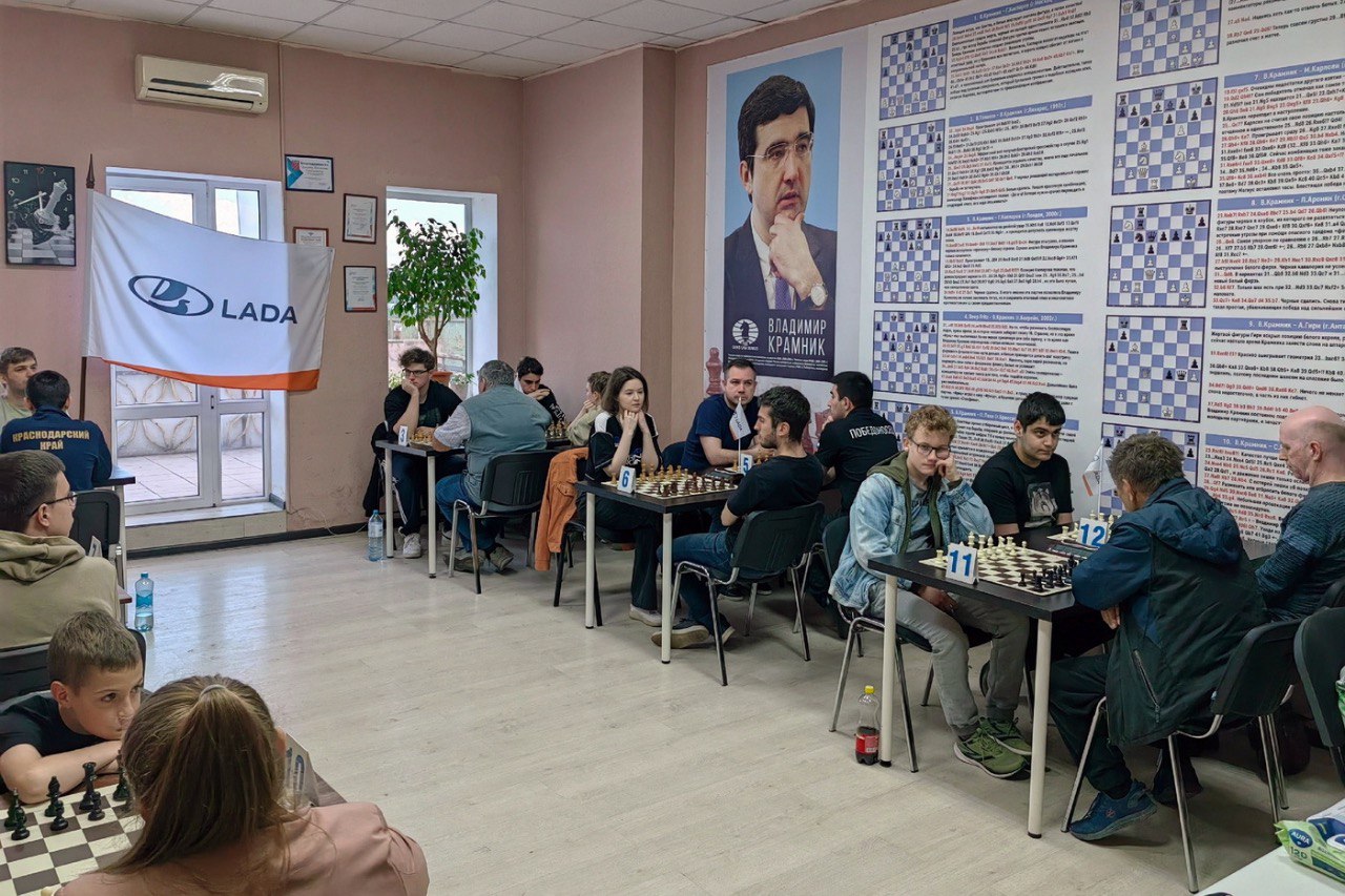 Первый этап Всероссийских соревнований «Гран-при Черного моря 2025» начался 15 мая в городе Туапсе Краснодарский край . Местом проведения стал Клуб шахмат «Дебют». В этом сезоне Гран-при Черного моря все этапы проводятся в двух дисциплинах – быстрые шахматы и блиц. На старт соревнований по рапиду «Туапсе 2025» вышли 74 спортсмена из семи регионов России: Краснодарского края, Москвы, Московской, Тверской и Тульской областей, Республики Крым и Донецкой Народной Республики. После первого игрового дня в рапиде со стопроцентным показателем 4 очка из 4 лидируют трое: гроссмейстер Владимир Захарцов Москва , международный мастер Александр Тряпишко Республика Крым и Эдуард Балаян Краснодарский край . 16 мая будут сыграны 5-8 туры, итоги рапида подведут 17 мая. Общий призовой фонд Гран-при Черного моря составляет 9 миллионов рублей. Официальный автомобильный партнер и организатор Всероссийского шахматного фестиваля «Гран-при Черного моря 2025» - АО «АВТОВАЗ». Екатерина Малова