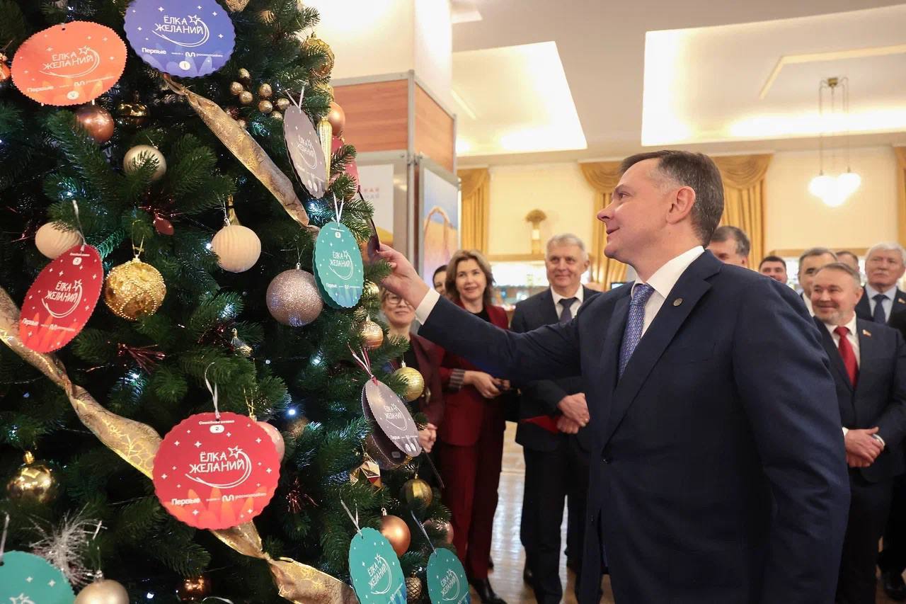 Новый Год начинается с исполнения мечты Юрий Слюсарь поддержал добрую традицию и принял участие в акции Ёлка желаний Украшают зелёную красавицу шары с мечтами маленьких жителей Ростовской области Юрий Слюсарь снял пожелания пяти ребят маленький строитель Мирон попросил подъёмный кран музыкант Артемий захотел цифровое пианино юный железнодорожник Гордей мечтал посидеть в кабине машиниста спортсмен Макар просил батут школьник Матвей загадал встретиться с губернатором региона Теперь задача губернатора воплотить сказку в реальность Фото Юрий Слюсарь ДОН 24 МАХ