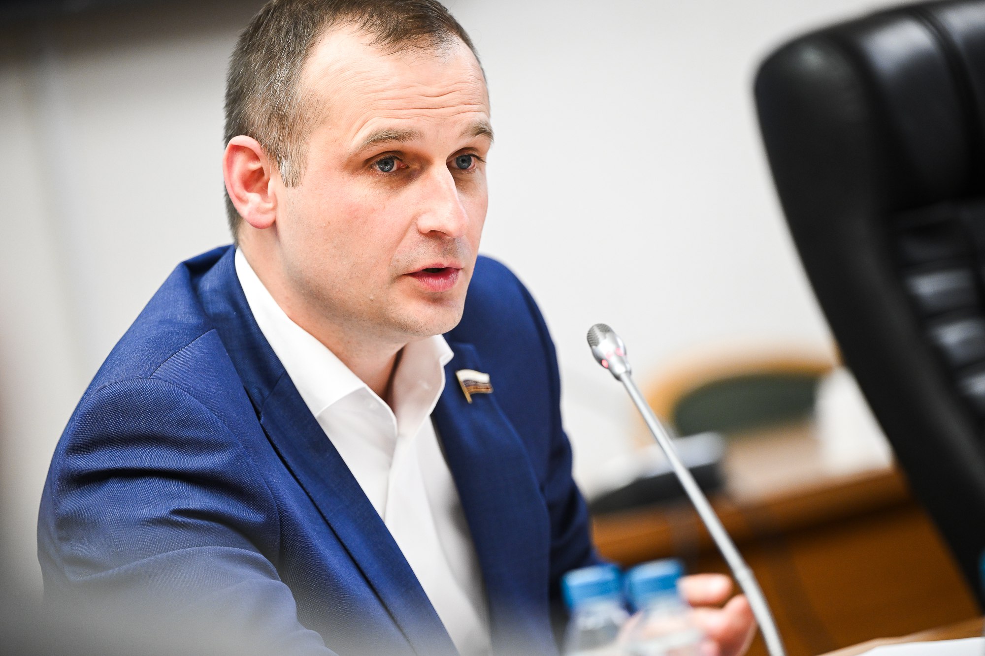 В Госдуме депутаты от ЛДПР, возглавляемые Леонидом Слуцким, предложили освободить от налога на проценты по банковским вкладам участников СВО и многодетные семьи в период с 2025 по 2027 год. Авторы инициативы считают, что это уменьшит финансовое бремя для военнослужащих и семей с тремя и более детьми, а также сделает банковские вклады более привлекательными для этих групп населения. Как отметил Сергей Леонов, замруководителя фракции ЛДПР, необходимо избавить защитников страны и семьи, вносящие вклад в демографию, от лишних расходов. Он подчеркнул, что сэкономленные средства семьи могут направить на образование, улучшение жилищных условий или отдых. С 2025 года в России вводится налог на процентный доход по вкладам в банках: 13% для доходов до 2,4 млн рублей и 15% для сумм, превышающих этот порог.