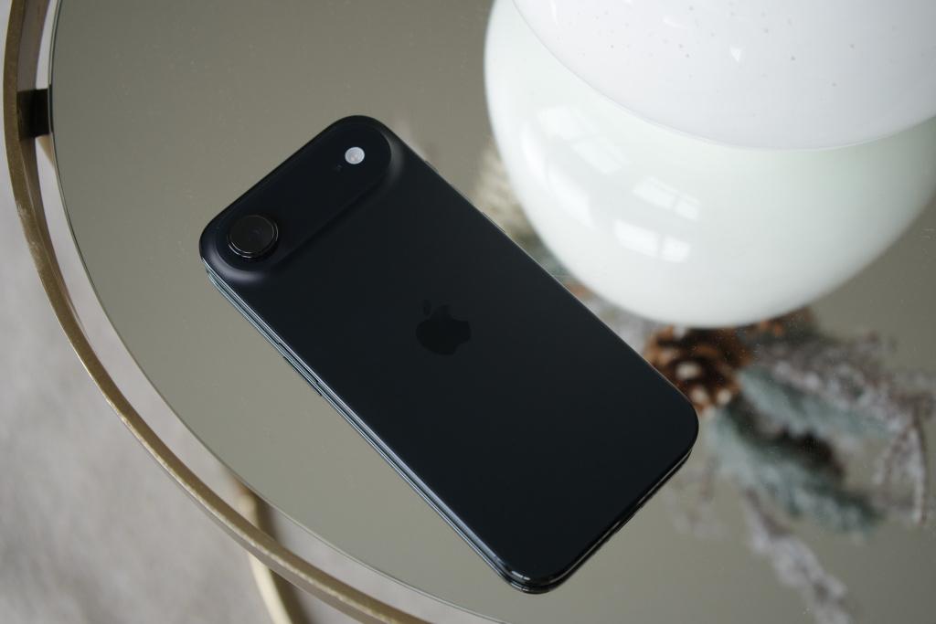 Никому не нужен iPhone Air не продаётся даже за полцены на вторичке Эксперты SellCell поделились аналитическими данными согласно которым ультратонкий iPhone Air установил антирекорд он показал самое резкое падение стоимости при перепродаже за последние годы среди всех смартфонов Apple По данным аналитиков iPhone Air потерял почти 50 своей стоимости в течение десяти недель после запуска Сразу отметим что SellCell опирались на цены в 40 американских компаниях занимающихся выкупом смартфонов Все устройства участвовавшие в исследовании находились в хорошем состоянии для обеспечения согласованности сравнений Данные показывают что средняя амортизация серии iPhone 17 за десять недель составила 34 6 что превышает показатели iPhone 16 на тот же период прошлого года где снижение составило 39 Серия iPhone 15 остаётся самой успешной на протяжении последних нескольких циклов сохраняя большую стоимость на десятинедельной отметке со средней амортизацией 31 9 У серии iPhone 14 за тот же период этот показатель составил 36 6 А вот iPhone Air показал более слабое удержание стоимости амортизация составила 47 7 что делает эту модель самой слабой за последние годы Больше всего подешевели модели на 1 ТБ Самая популярная модель iPhone 17 Pro Max на 256 ГБ упала в цене на 26 1 за десять недель с стоимость стандартного iPhone 17 с 256 ГБ памяти упала на 32 9 что примерно соответствует показателям предшественников Похоже через год iPhone Air с просаженными аккумуляторами на вторичке будут раздавать на развес iguides