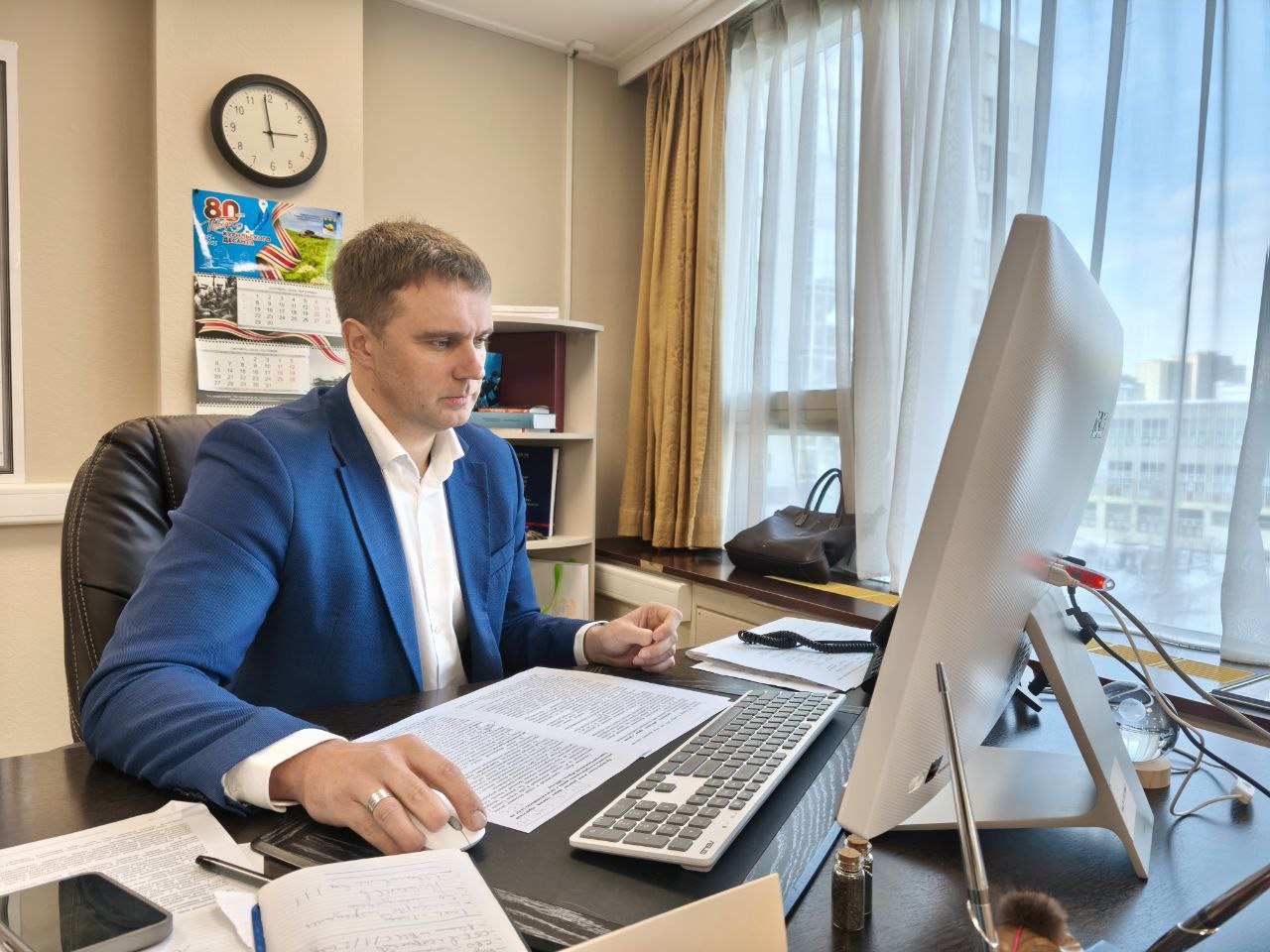 Принял участие в круглом столе ТАСС на территории Дальнего Востока посвященном развитию туристической отрасли и планам на зимний сезон С коллегами подвели предварительные итоги уходящего года обозначили основные задачи отрасли меры поддержки индустрии гостеприимства а также перспективы привлечения туристов С 2020 года у нас наметилась устойчивая динамика роста туристического потока в среднем она составляет 15 20 И безусловно уходящий год не станет исключением Мы видим что туристический поток растет Уже по итогам 10 месяцев он превысил 20 составил более 306 тысяч туристов tassvostok