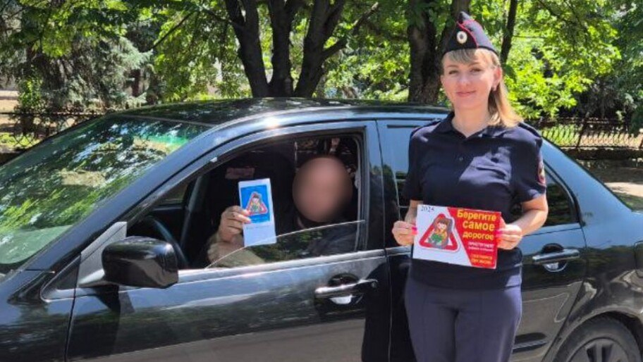 Госавтоинспекторы Чаплинского округа провели акцию «Береги самое дорогое»   Госавтоинспекторы Чаплинского округа провели акцию «Береги самое дорогое», чтобы напомнить водителям о правилах перевозки детей, сообщила пресс-служба Госавтоинспекции Херсонской области.  «Одним из эффективных средств защиты для маленьких пассажиров является детское удерживающее устройство — автокресло, сконструированное с учетом всех особенностей детского организма, индивидуально подобранное к росту и весу ребенка, и, наконец, правильно установленное в салоне автомобиля», — подчеркнули сотрудники ГИБДД.  Фото: Госавтоинспекция Херсонской области  Читать полностью     , VK и ОК и читайте новости на нашем сайте