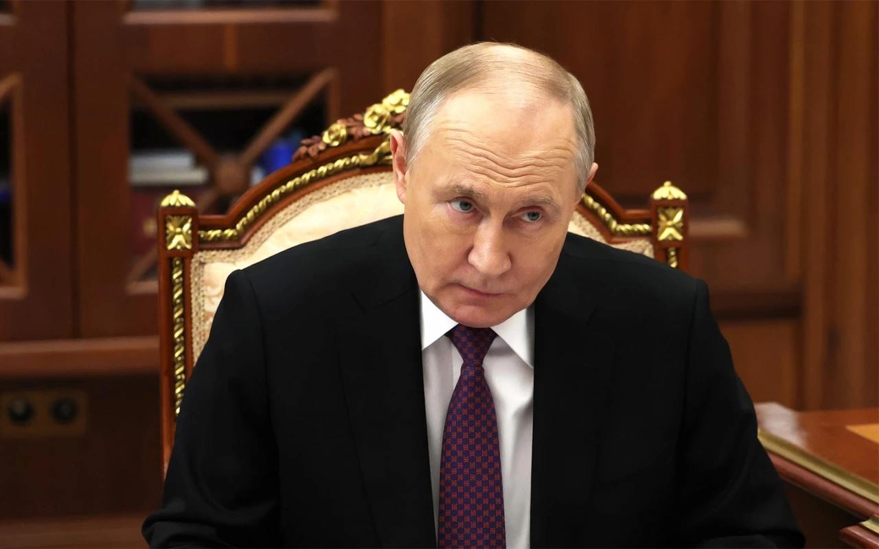 Путин заявил о снижении смертности в ДТП  Президент заявил, что текущего уровня снижения смертности в ДТП недостаточно, при этом отметив, что погибших на дорогах за 20 лет стало более чем вдвое меньше. Такое заявление Владимир Путин сделал на расширенном заседании коллегии МВД.   Он также заявил, что к 2030 году смертность в авариях должна быть снижена «еще как минимум в 1,5 раза».   «Ориентир поставлен, и нужно последовательно к нему идти», — сказал президент.