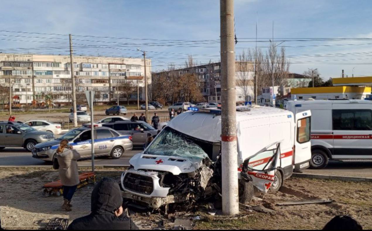 ‼ Машина «Скорой помощи» разбилась в Керчи  Серьезная авария с участием машины «скорой помощи» произошла сегодня в районе автовокзала. Автомобиль медиков врезался в фонарный столб на тротуаре вблизи бывших авиакасс.  Очевидцы сообщают, что среди пострадавших есть медицинские работники.  Крымский мост   Новости Крыма