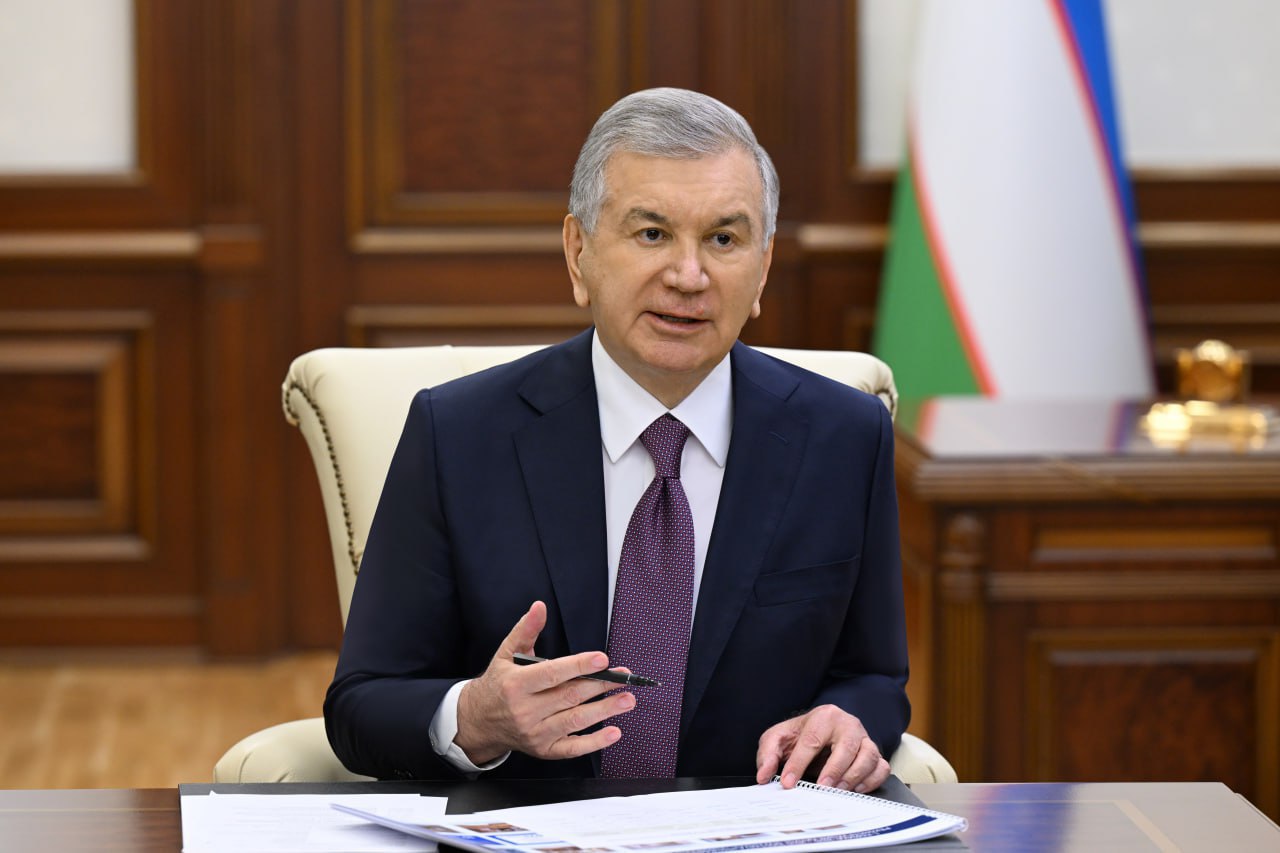 Президент Шавкат Мирзиёев ознакомился с презентацией по вопросам совершенствования судебной системы и обеспечения правосудия В последние годы эта сфера последовательно реформируется суды перестали быть наказывающим органом и превратились в систему защиты прав человека В частности созданы административные суды Приняты действенные меры по предотвращению бытового насилия Сформирован корпус судей по семейным делам Учреждена отдельная судебная коллегия по инвестиционным спорам Эти реформы ощущают на практике граждане их важность признают зарубежные эксперты Вместе с тем ожидают своего решения многие вопросы по повышению открытости и доступности правосудия созданию удобств для населения за счет цифровизации а также подготовке высококвалифицированных кадров На презентации были обсуждены планы и меры по их реализации С учетом современных требований разработана концепция Цифровой суд основанная на изучении опыта развитых стран Она призвана предотвратить коррупцию и обеспечить гражданам и предпринимателям доступ к справедливому правосудию без лишних бюрократических сложностей Анализ показал что значительная часть исков рассматриваемых гражданскими и экономическими судами относится к бесспорным делам В связи с этим предлагается передать рассмотрение таких вопросов административным органам что будет способствовать быстрому решению проблем граждан и субъектов предпринимательства Еще одно нововведение касается рассмотрения административных и экономических дел в экстерриториальном порядке Современные цифровые технологии позволяют реализовать такую возможность Для укрепления принципов справедливости и доверия к суду особое значение имеет стабильность судейских должностей В этой связи предусматривается пересмотреть сроки назначения судей Предлагается создать региональные ревизионные суды по судам всех направлений и упразднить ревизионные инстанции областных и приравненных к ним судов В результате в областных и приравненных к ним судах будут действовать только апелляционные и кассационные инстанции а ревизионная инстанция сосредоточится в пяти региональных судах Отдельное внимание уделено кардинальному совершенствованию системы подготовки кадров для судебной системы В этой связи представлена концепция реформирования Высшей школы судей и организации на ее базе Академии правосудия Глава государства одобрил предложенные инициативы подписал соответствующие указы и поручил обеспечить системное и качественное выполнение намеченных задач Tashkent Land