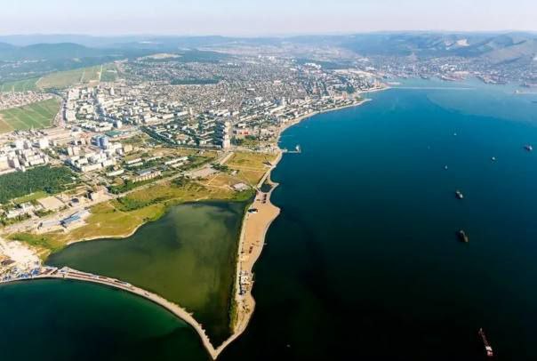 В Новороссийске руководитель спортклуба оштрафована за пенную вечеринку в особо охраняемой природной территории Ранее сотрудниками Азово Черноморской межрайонной природоохранной прокуратуры проведена проверка соблюдения режима ООПТ Суджукская лагуна Установлено что без согласования с министерством природных ресурсов Краснодарского края на территории памятника природы проведена пенная вечеринка что является нарушением режима его особой охраны По данному факту было возбуждено административное дело Инспектором министерства природных ресурсов Краснодарского края директору спортивного клуба был назначен штраф в размере 15 тысячи рублей сообщает прокуратура Краснодарского края proc 23 Радио 104FМ Новая Россия