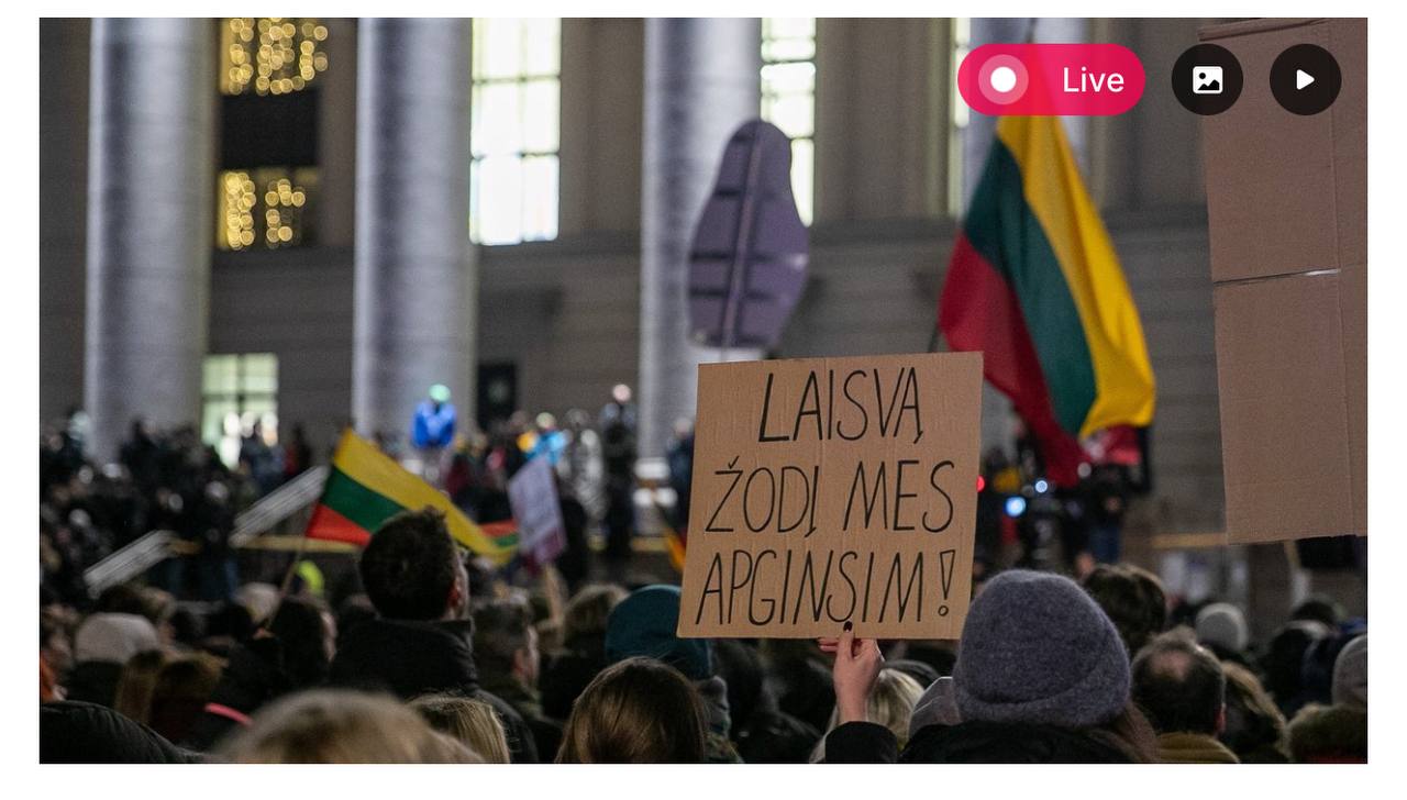 Около здания парламента в среду собирались участники протеста организованного Культурной ассамблеей и общиной журналистов Литвы Руки прочь от свободного слова Протесты в столице проходят со вторника и будут длиться до четверга по вечерам с 18 часов По словам организаторов среда самый важный день протестов на мероприятие собрались тысячи людей они пели выступали с речами скандировали К собравшимся во вторник вечером обратился глава организации Blue Yellow Йонас Охманас По его словам за ситуацией в Литве следят недружественные страны Кроме того есть люди которые спрашивают не начался ли в Литве Майдан Надо сказать что за нами наблюдают все Наблюдает и Украина Меня спрашивают не начался ли в Литве Майдан Я отвечаю пока нет Не надо объяснять что за нами следит и Россия внимательно следит обдумывает размышляет что делать дальше сказал Охманас www delfi lt a 120188318