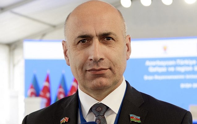 Aзербайджанского депутата не пустили в РФ Ряд СМИ сообщает, что депутата Милли Меджлиса Азербайджана Азера Бадамова не пустили на территорию РФ. Бадамов и еще несколько человек направлялись в Астрахань на мероприятия в честь 9 мая. Летели через Москву. При пересадке на внутренний рейс Москва-Астрахань у Бадамова, как утверждается, возникли проблемы. По данным журналистов, депутату сообщили, что ему запрещен въезд в РФ, не уточнив причину такого запрета. По некоторым данным, Бадамов возвращается в Баку обратным рейсом. Ни сам депутат, ни его помощники ситуацию не комментировали.