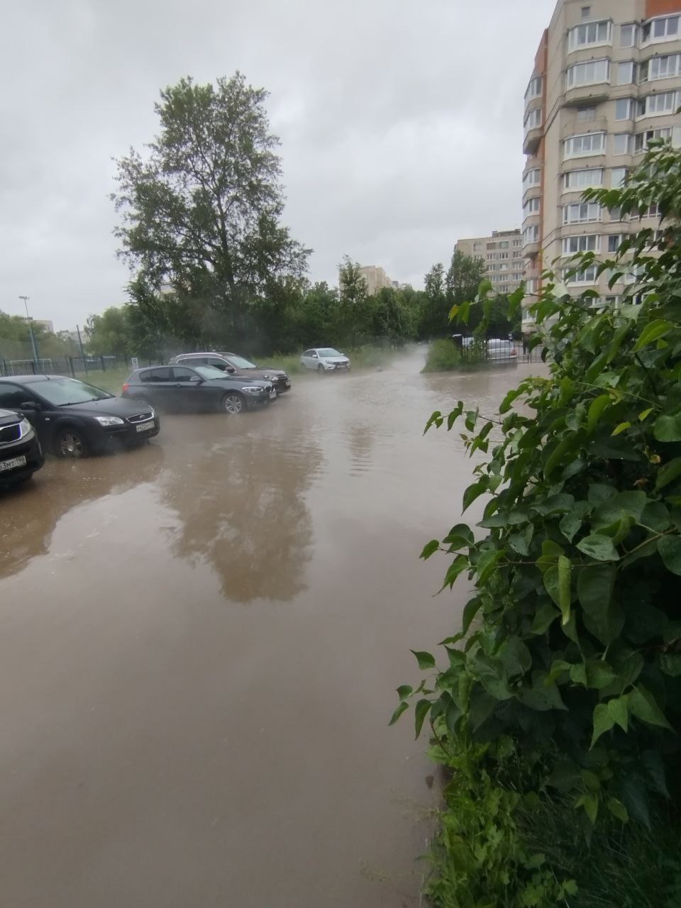 Разлив кипятка произошёл на Будапештской улице Очевидцы в соцсетях сообщают о прорыве трубы во Фрунзенском районе. Сейчас идут испытания тепловых сетей — предположительно, с ними и может быть связана авария. В «Теплосети Санкт-Петербурга» сообщили, что аварийно-ремонтные службы прибыли на место и обеспечили меры безопасности. Дефектный участок отключён. В зоне дефекта оказались автомобили — ущерб будет возмещён. Ремонтные работы с восстановлением благоустройства будут организованы после завершения испытаний тепловых сетей. Ну хоть где-то у жителей близлежащих домов есть горячая вода соцсети Подписаться Прислать новость