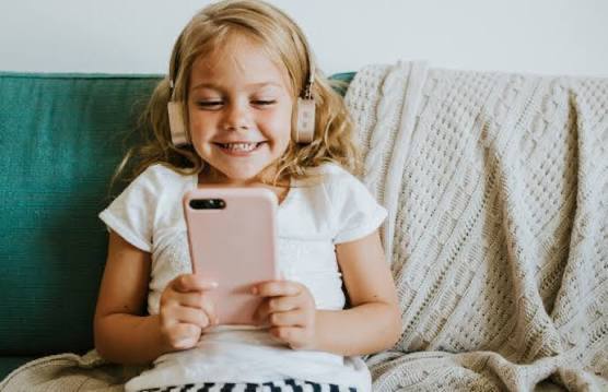 В Беларуси планируют ввести специальные SIM карты для детей Об этом сообщил старший прокурор по особым поручениям Роман Сидоренко отвечающий за надзор в сфере прав несовершеннолетних По словам Сидоренко в июне 2025 года на заседании Национальной комиссии по правам ребенка был утверждён пакет мер направленных на защиту детей в интернете В их числе создание специальных детских тарифов и SIM карт а также рекомендации по их использованию несовершеннолетними