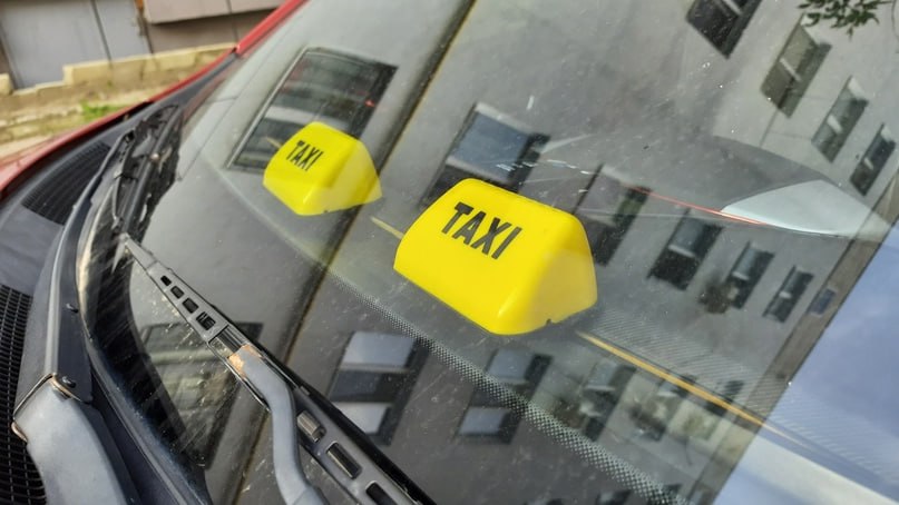 Таксист из Пакистана отобрал телефон у пассажира-инвалида из-за спора об оплате. Пассажир решил расплатиться крупной купюрой, но у водителя не оказалось сдачи. Тогда мужчина решил уйти, не оплатив поездку. Таксист отнял у инвалида телефон в счёт оплаты. Это увидел прохожий, вступился за пассажира и вернул ему гаджет. Тогда водитель позвонил друзьям. Они приехали и снова забрали телефон у мужчины. Теперь иностранец находится в спецприемнике в ожидании возбуждения уголовного дела. 25-летний гражданин Пакистана приехал в Россию с целью учёбы в институте экономики, финансов и права. Места СПб Новости СПб