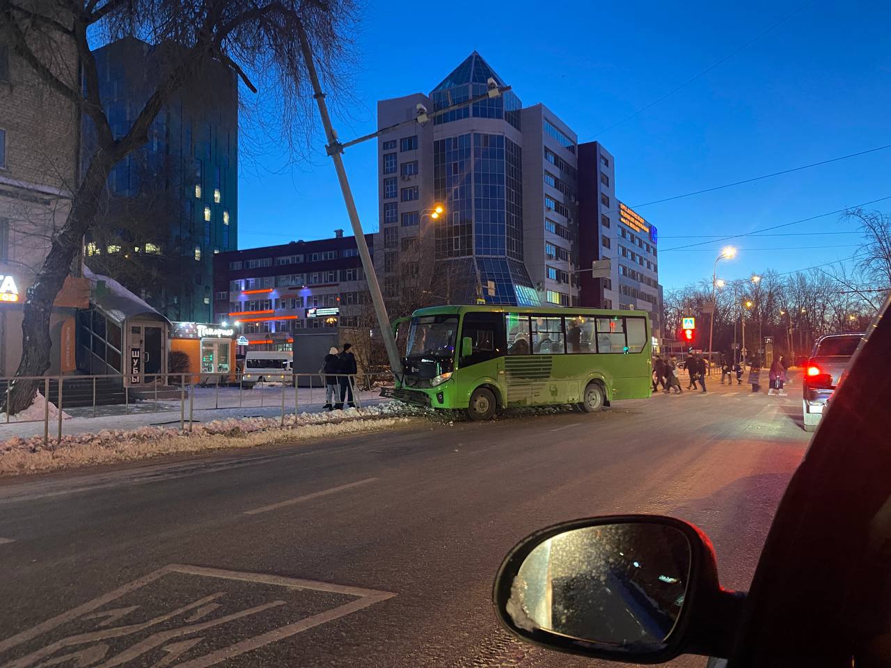 Автобус въехал в опору камеры фотофиксации в Тюмени  В результате ДТП пострадали 10 человек, сообщает пресс-служба ГУ МЧС по региону.  Подписывайтесь на «Абзац»