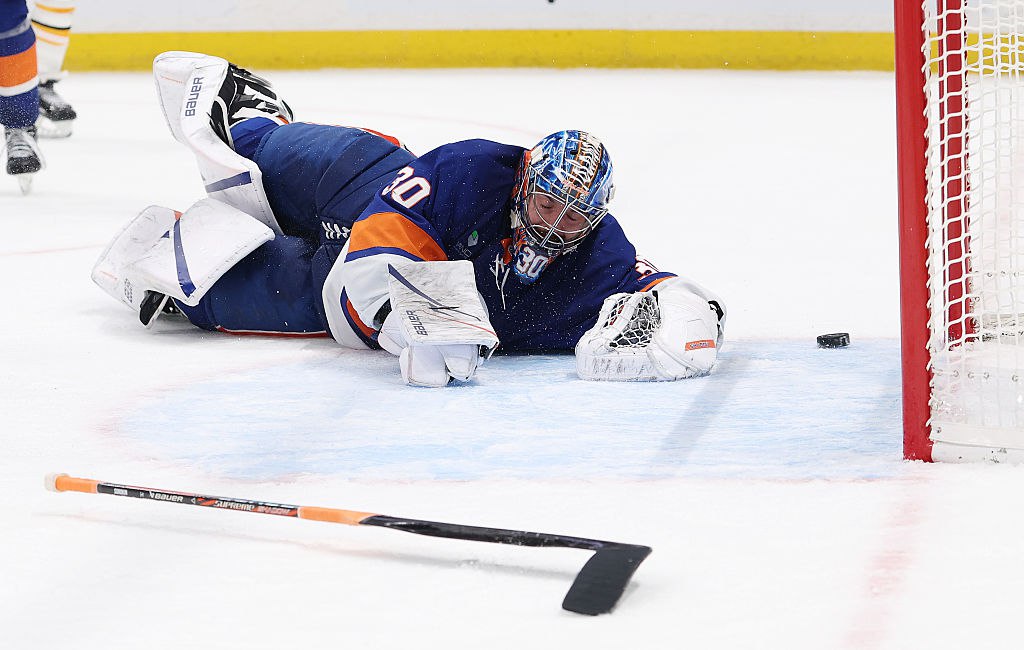 Россиянина признали звездой дня в НХЛ за шатаут в нью йоркском дерби Российский вратарь Нью Йорк Айлендерс Илья Сорокин стал третьей звездой дня в НХЛ сыграв на ноль против Нью Йорк Рейнджерс Сорокин сделал 33 сейва и стал лучшим игроком матча 5 0 Это его второй шатаут против Рейнджерс в карьере Он всего лишь третий голкипер в истории Айлендерс несколько раз сыгравший на ноль в дерби после Семена Варламова 5 и Ярослава Галака 2 Лучшим игроком дня признали Лео Карлссона из Анахайм Дакс у него два гола и пас в матче с Вегас Голден Найтс 4 3 после овертайма Дакс выиграли шестой матч подряд Второй звездой стал форвард Колорадо Эвеланш Натан Маккиннон у которого два гола и две передачи в игре с Эдмонтон Ойлерз 9 1 Getty Images Подписаться на РБК Спорт