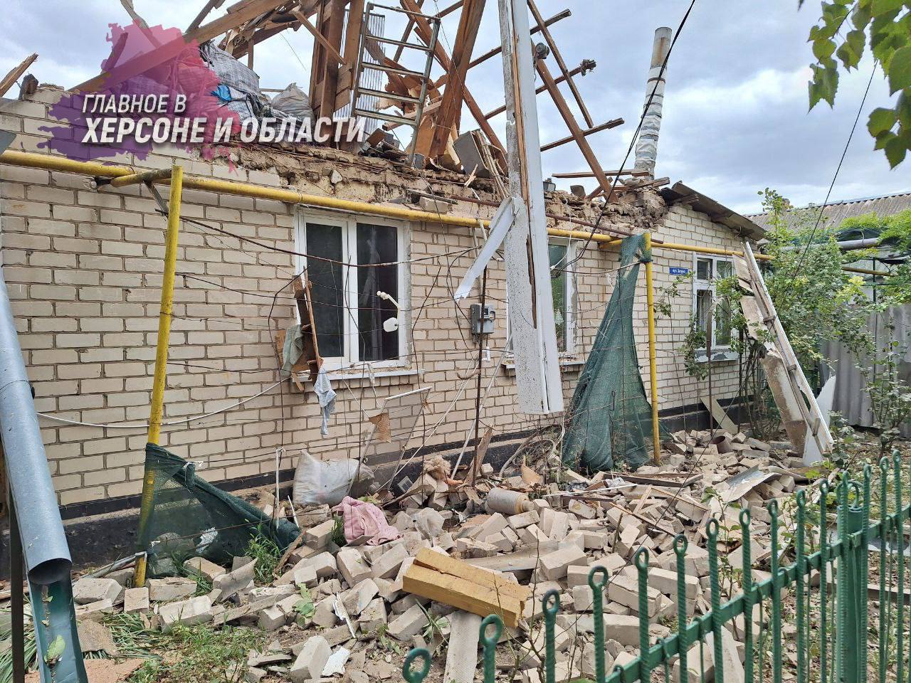 В результате обстрелов со стороны ВСУ за сутки один человек погиб   В Алешках погиб мужчина в результате обстрела ВСУ, еще один мужчина ранен в Новой Каховке. В Раденске повреждено административное здание, в селе Памятное уничтожены нежилой дом и постройки.